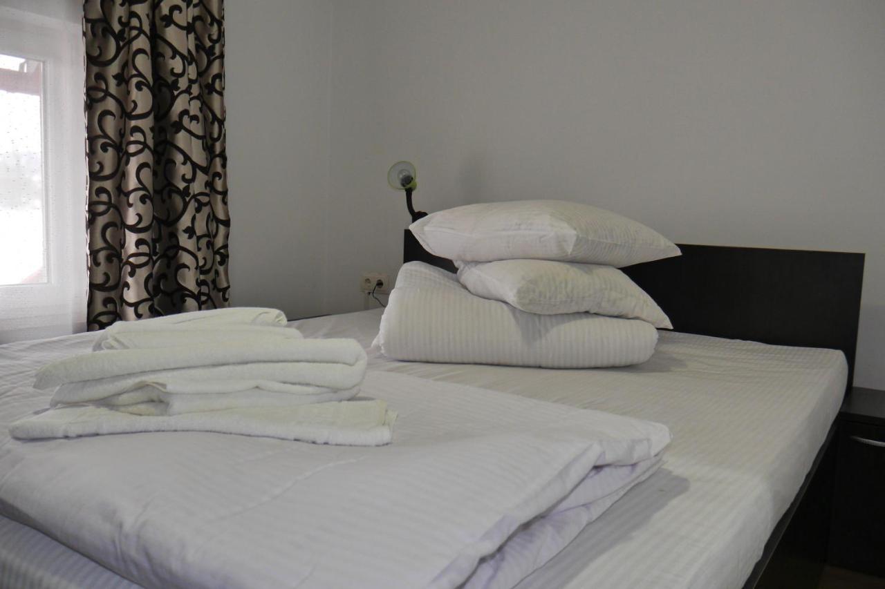 Floare De Colt Hotel Bárdfalva Kültér fotó