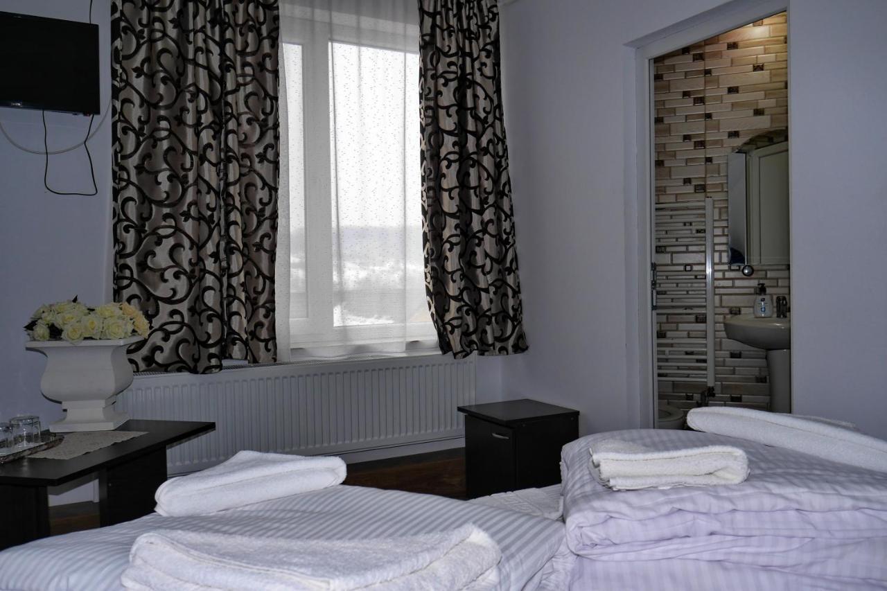 Floare De Colt Hotel Bárdfalva Kültér fotó