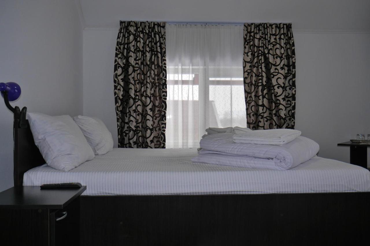 Floare De Colt Hotel Bárdfalva Kültér fotó