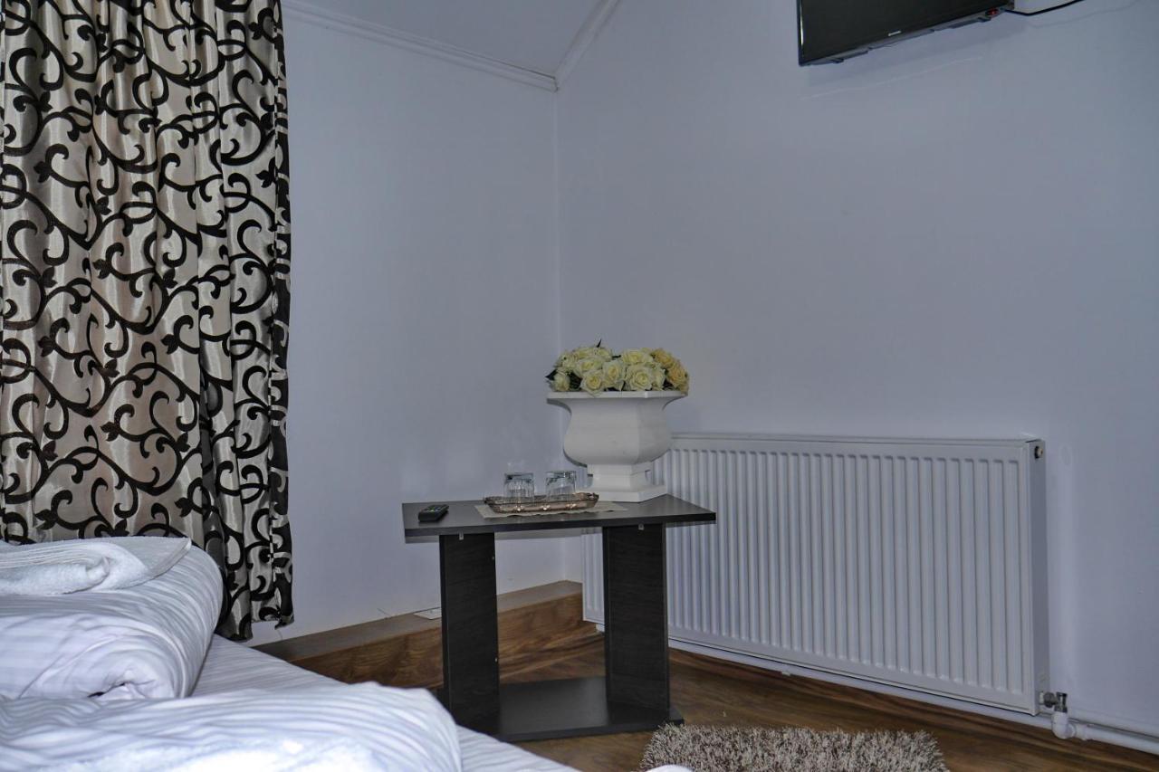 Floare De Colt Hotel Bárdfalva Kültér fotó