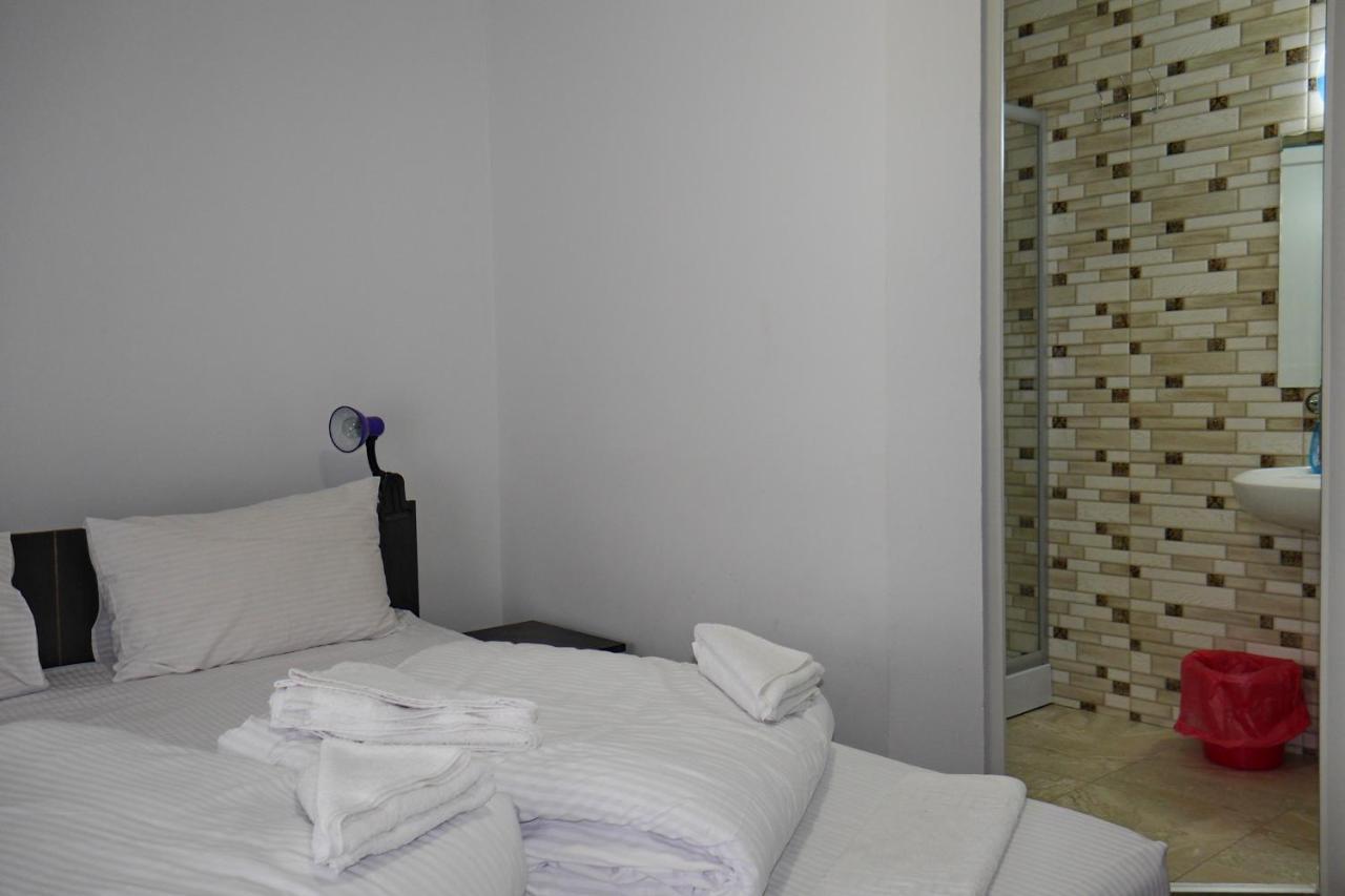 Floare De Colt Hotel Bárdfalva Kültér fotó