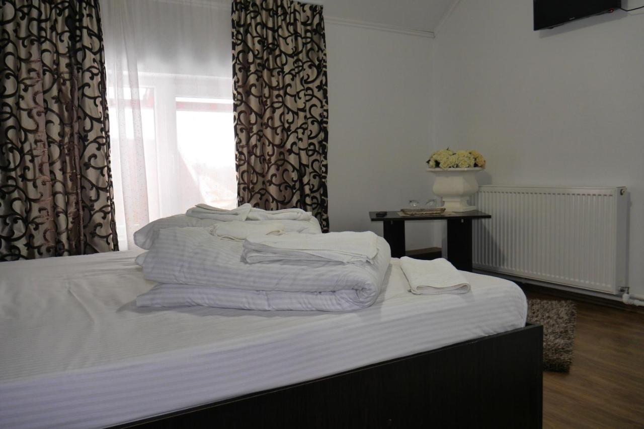 Floare De Colt Hotel Bárdfalva Kültér fotó