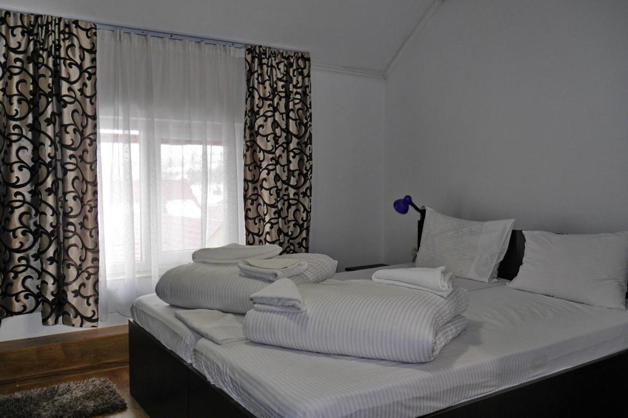 Floare De Colt Hotel Bárdfalva Kültér fotó